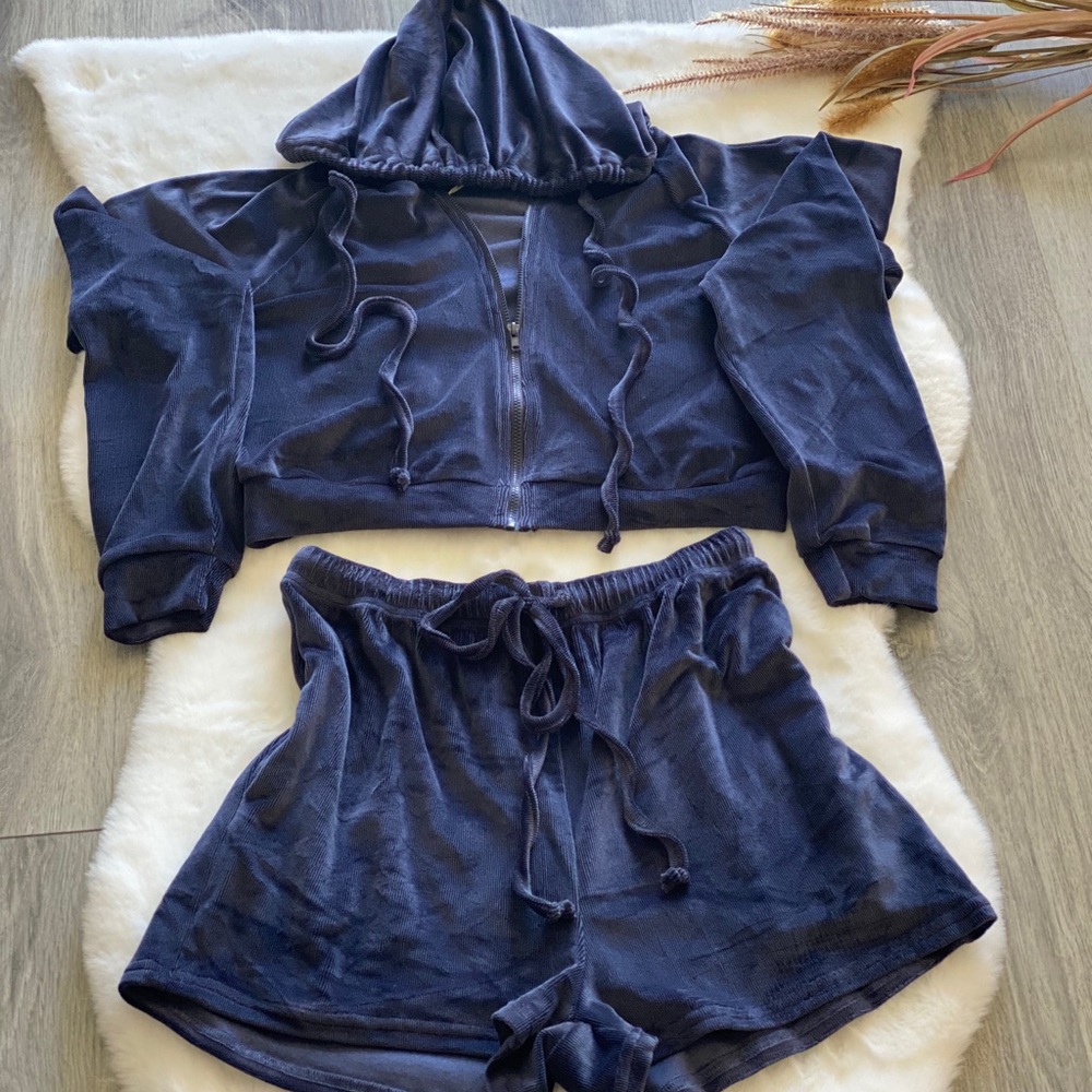 Loungewear (crop sweater & short soft material)